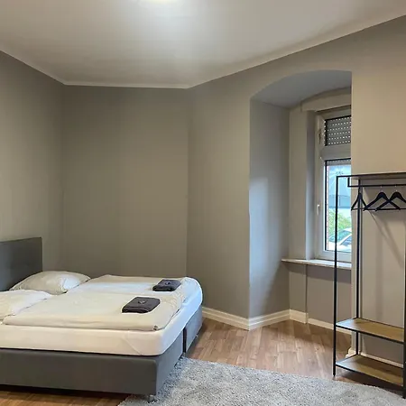 Grosser Altbau In Zentraler Lage *