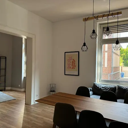 Grosser Altbau In Zentraler Lage Lägenhet *