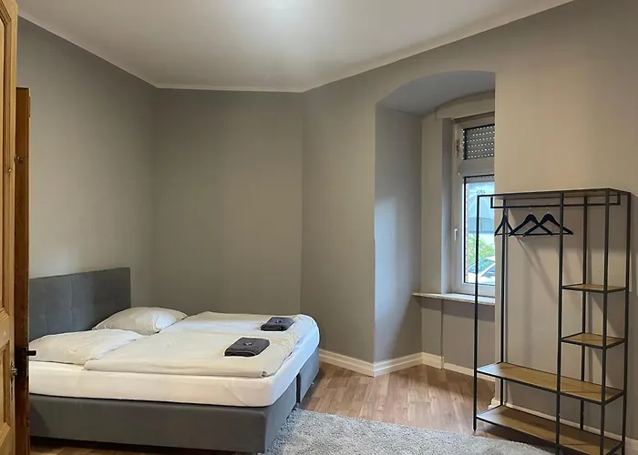 Grosser Altbau In Zentraler Lage *